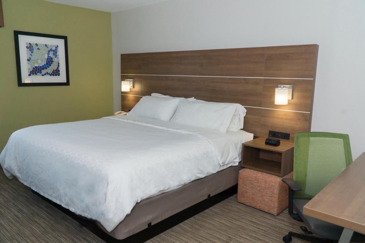 Holiday Inn Express Hotel & Suites Madison By Ihg Exterior photo