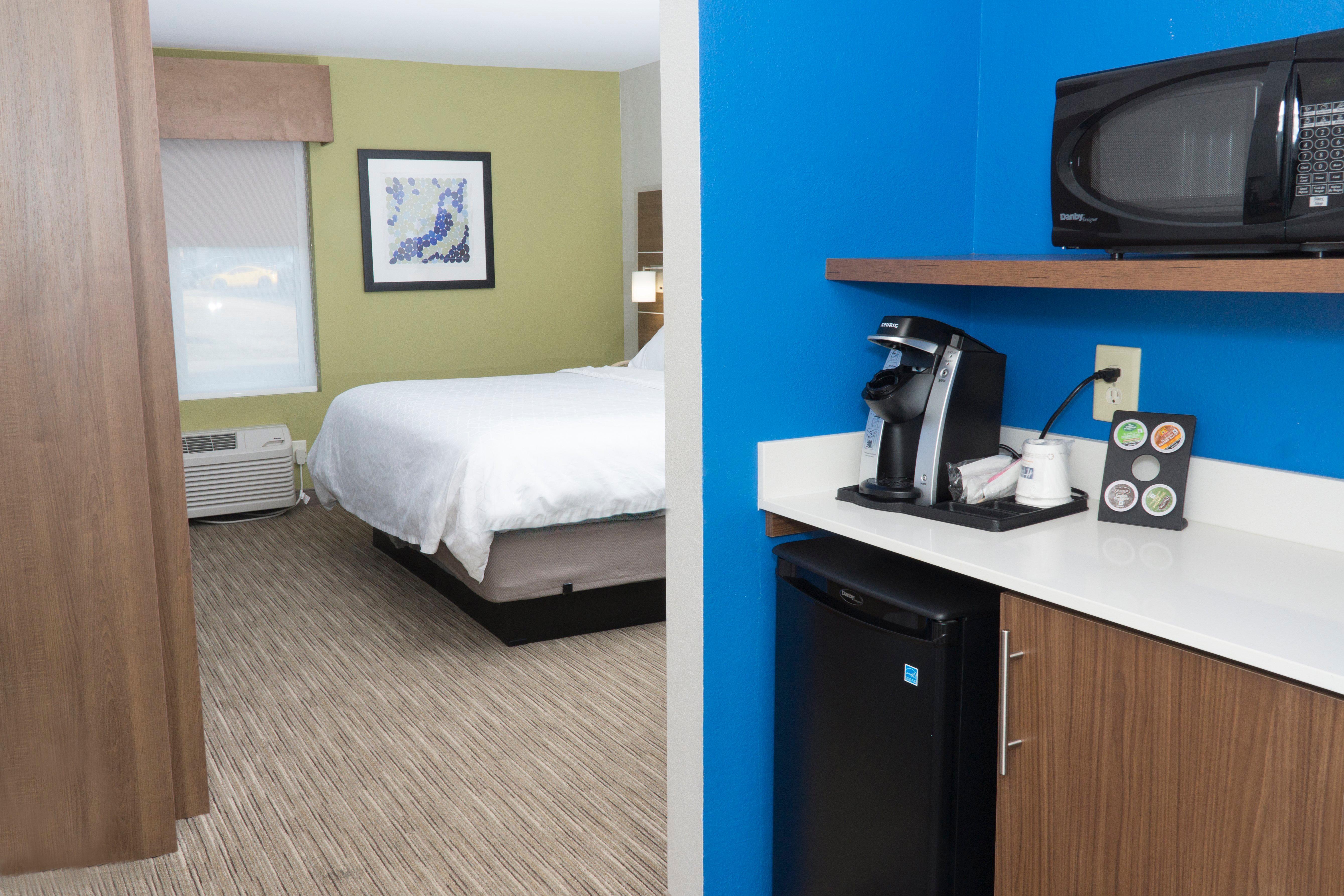 Holiday Inn Express Hotel & Suites Madison By Ihg Exterior photo