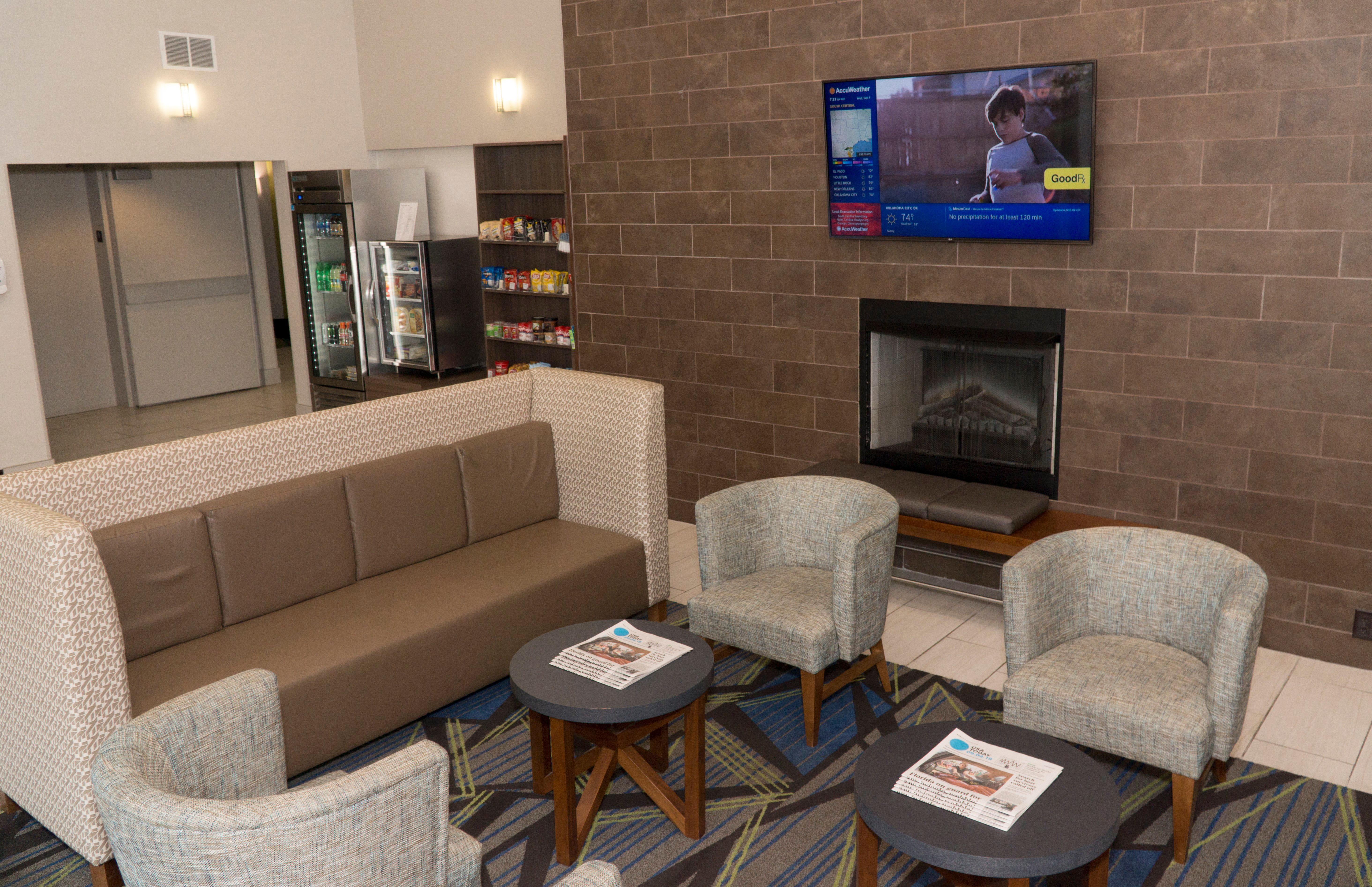 Holiday Inn Express Hotel & Suites Madison By Ihg Exterior photo