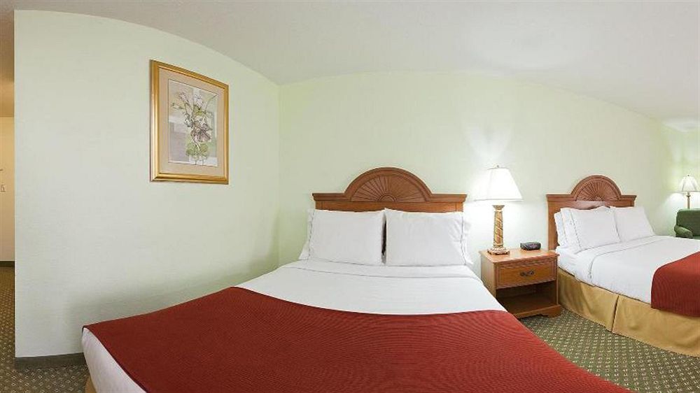 Holiday Inn Express Hotel & Suites Madison By Ihg Exterior photo