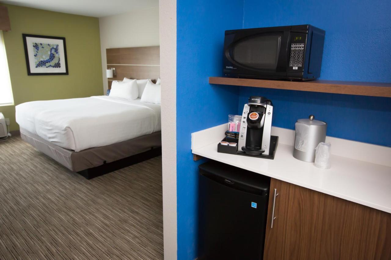 Holiday Inn Express Hotel & Suites Madison By Ihg Exterior photo